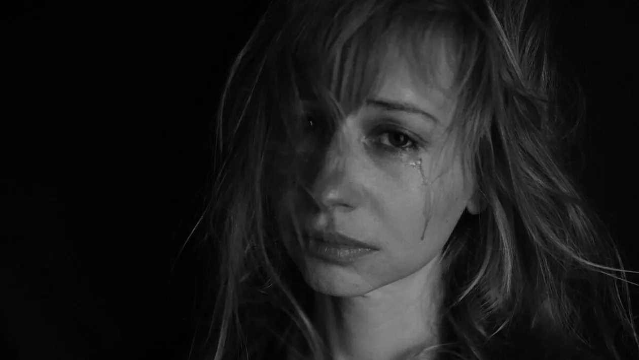 Drama unei femei bolnave de cancer, văduvă şi cu un copil. A fost trimisă de medici să moară acasă