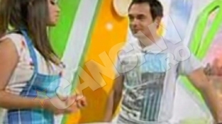 Razvan si "Vecina" de la Neatza au facut clatite in direct! Vezi aici cum se descurca!