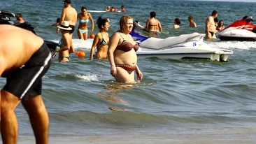 Viorica de la Clejani, aparitie stranie pe plaja! Vezi cum s-a imbracat dupa ce s-a balacit in bikini si sutien in valuri!
