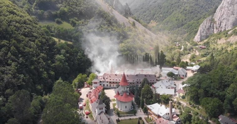 Incendiul de la Mănăstirea Râmeţ a fost stins după 7 ore. Jumătate din acoperișul ars s-a prăbușit