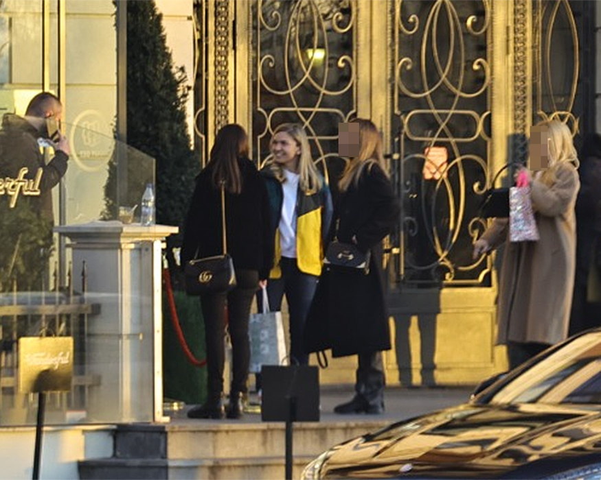 Simona Halep, la ieșirea din restaurant, alături de prietenele cu care a luat masa (Foto: CANCAN.RO)