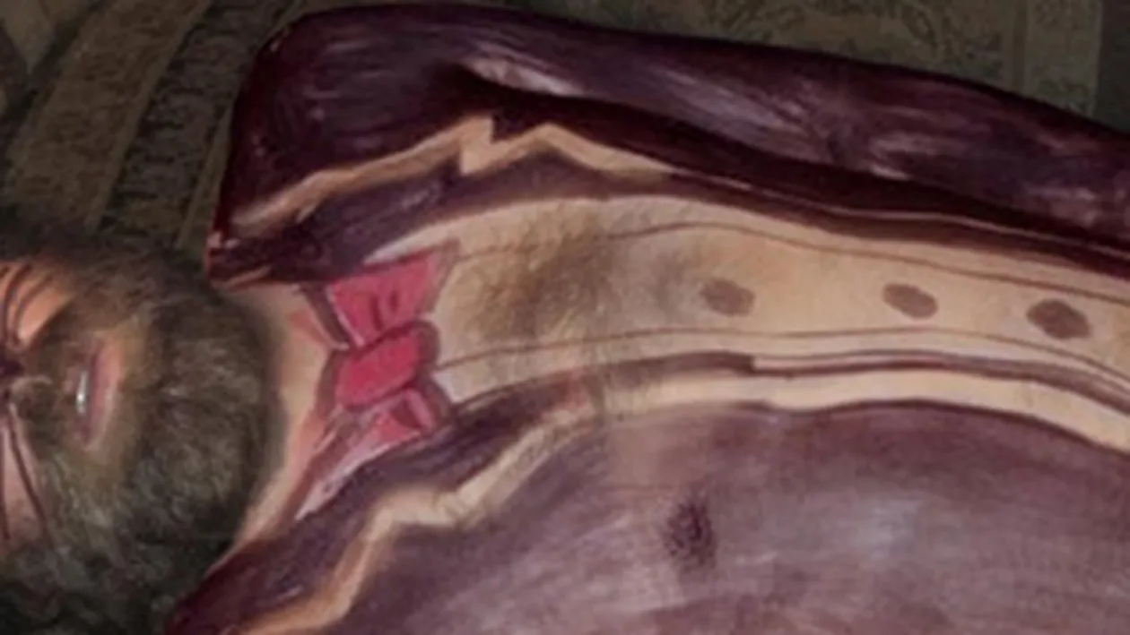 Imaginea asta este cel mai bun motiv pentru care sa nu te imbeti niciodata! Nu o sa crezi cum si-au batut prietenii joc de el dupa ce l-au dezbracat si l-au pictat fabulos