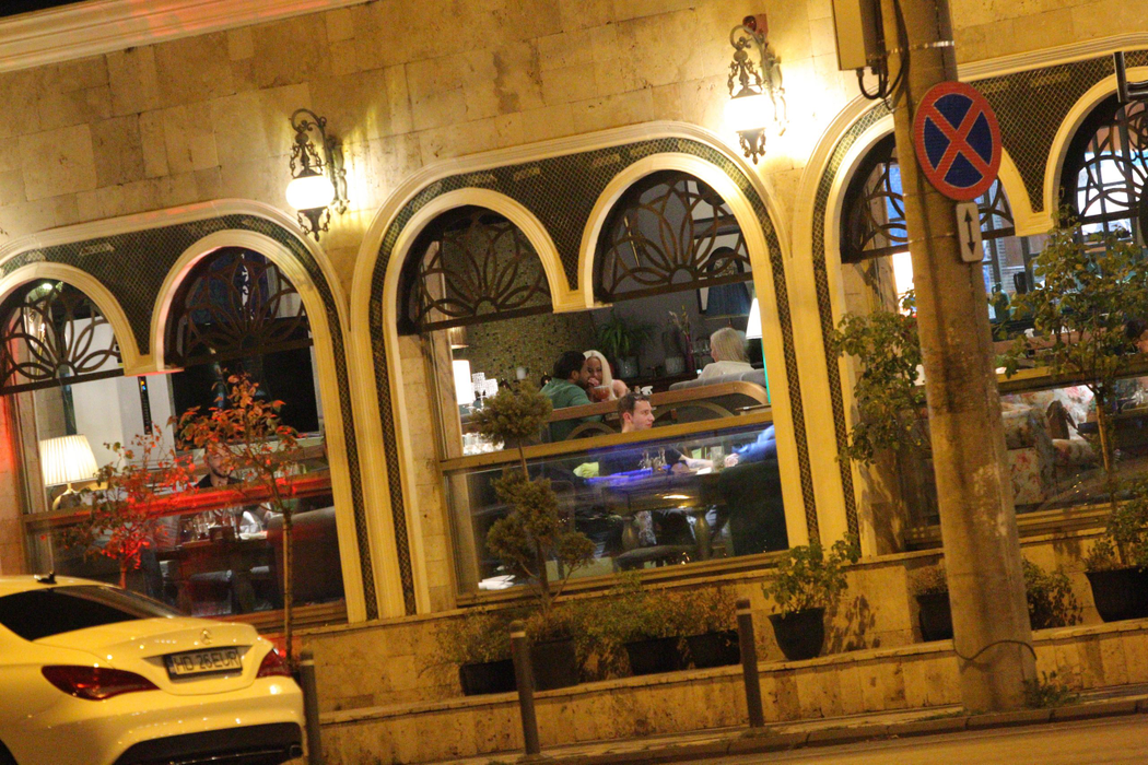 Anda Adam și noul iubit nu au făcut economie de gesturi tandre la restaurant
