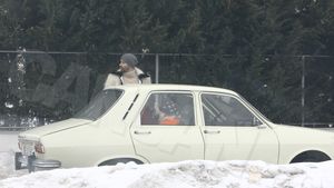 Nu-ţi vine să crezi că el conduce o asemenea maşină. Cunoscutul prezentator TV umblă prin oraş cu o Dacie 1300, ”bătrână” de 45 de ani