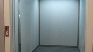 O eleva din Pitesti a fost violata in lift in timp ce se intorcea de la scoala
