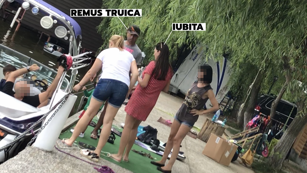 Remus Truică, alături de iubita lui și de câțiva prieteni