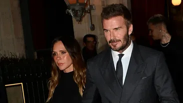 David și Victoria Beckham, prima apariție publică după scandalul cu Brooklyn. Creatoarea de modă a fost decorată în Franța