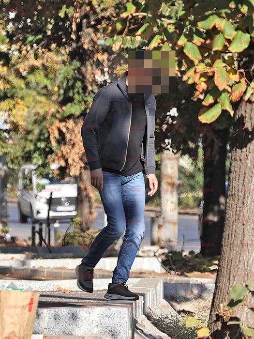 Chirurgul potent s-a întors la „pacientă”. Vedeta Antena 1, pozată din nou cu medicul căsătorit de pe bancheta din spate. Povestea continuă spectaculos: El și-a pus inițialele ei la…