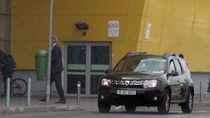 EXCLUSIV VIDEO L-am filmat ”în plină acţiune”! Ce făcea senatorul ”Obscenel” în timpul şedinţelor din Parlament. Membru al Comisiei Juridice, PSD-istul şi-a pus şoferul să-l ducă la...