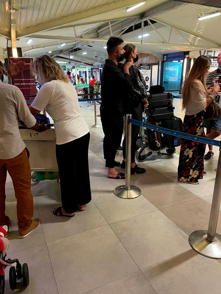 Bianca Drăgușanu și Gabi Bădălău, în aeroport