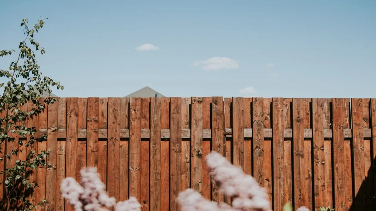 Cine plătește gardul de hotar și ce faci când vecinul refuză să contribuie