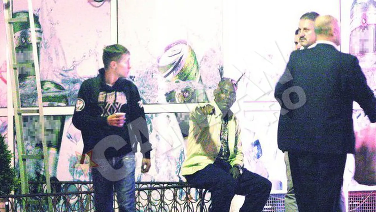 Celebrul solist Coolio a atras toate privirile cu lookul sau ciudat! A sprijinit gardurile la Gara de Nord!