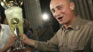 E decis să meargă în instanţă! Scenă halucinantă dezvăluită de un fost stelist. Milionarul a răbufnit când i-a văzut soţia: ”Eşti o ţărancă proastă! Dispari de aici...”