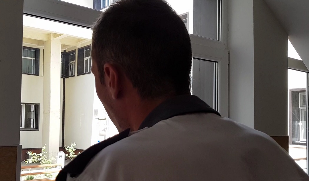 Unul dintre poliţiştii agresaţi