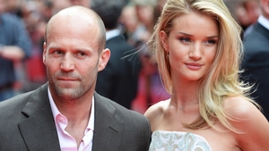 JASON STATHAM şi ROSIE HUNTINGTON-WHITELEY sunt în culmea fericirii după ce au devenit părinţi! Vezi prima imagine cu bebeluşul