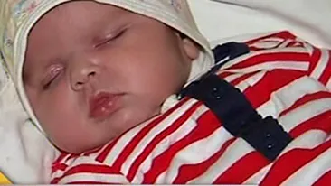 VIDEO Copilul de 6 kilograme abandonat la nastere s-a intors in sanul familiei. Mama fetitei: Nu o mai dau!