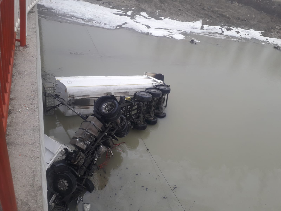 Șoferul nu a mai putut controla camionul din cauza poleiului