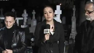 Parintii Madalinei Manole plang noaptea  la mormantul fiicei lor: "Noi venim in fiecare zi la cimitir si criminalii sunt in libertate"