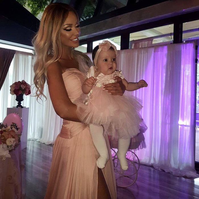 BIANCA DRĂGUŞANU  a mers cu Sofia la cumpărături! Ipostaza în care a pozat-o pe fetiţa ei a stârnit amuzamentul fanilor