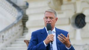 O elevă din Botoșani i-a scris președintelui Iohannis. Ce i-a reproșat tânăra?