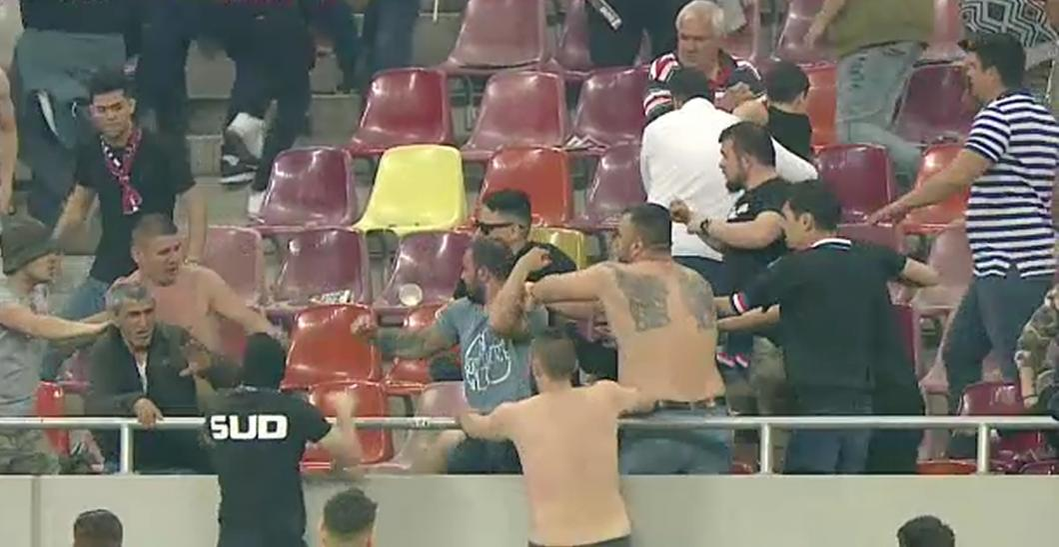 Incidente grave la meciul Steaua-Rapid. Galeriile și-au împărțit pumni și picioare în tribune