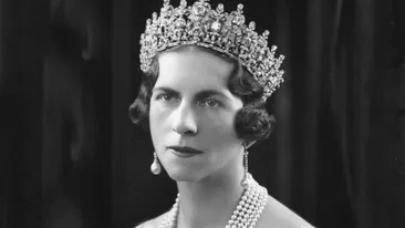 Funeralii Regina mamă Elena. De ce trebuie să duci doar flori albe