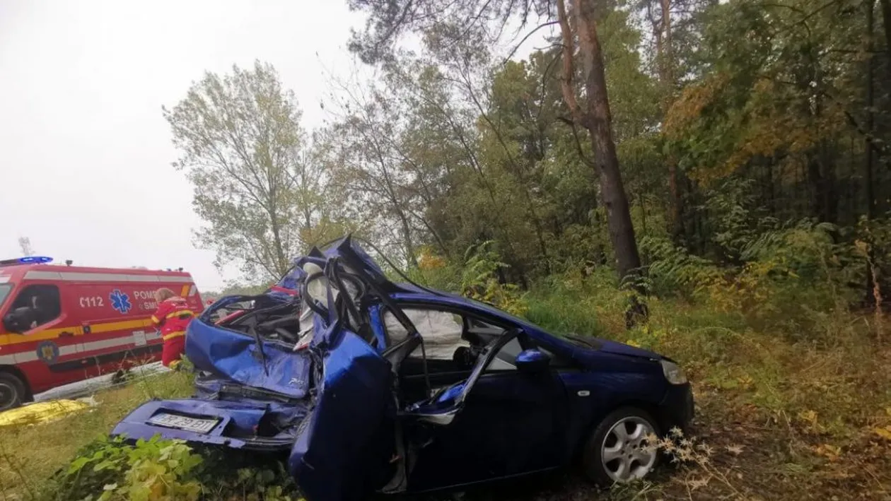 Accident groaznic în Argeș! Mașină făcută morman de fiare: o femeie a murit, soțul, grav rănit
