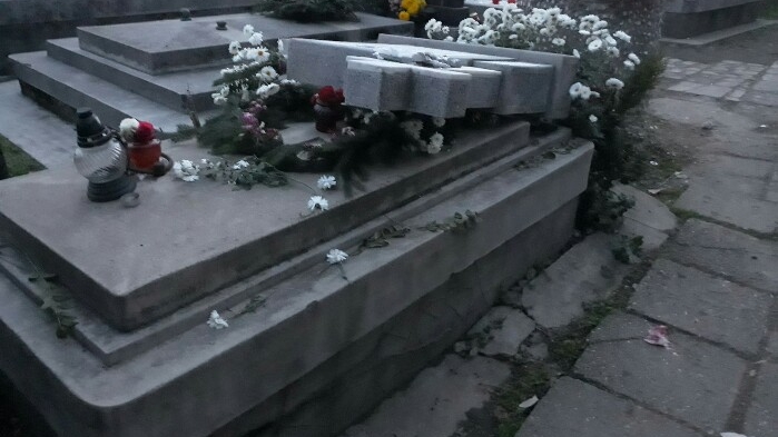 Trei tineri din Prahova s-au îmbogățit de pe urma morților. Nu o să-ți vină să crezi ce au pus la cale