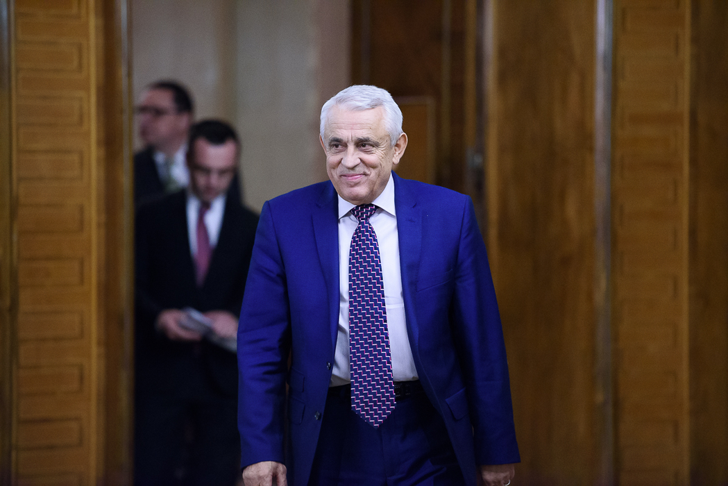 Ministrul Petre Daea, devenit celebru pentru promovarea oii, are o soluţie radicală pentru problema urşilor: „De ce să nu-i împuşcăm?”