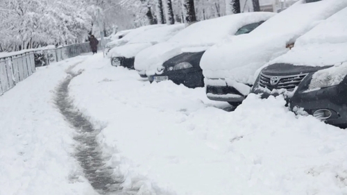 ANM anunță un nou val de ninsori de vineri. Temperaturile vor fi negative