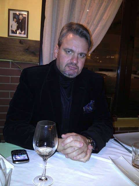 Avionul în care se aflau Loredana & Andra, “deturnat” de un pseudo-politician român! Beat “mangă”, Marius Stoian a făcut scandal în aeronavă, iar echipajul l-a predat la sol