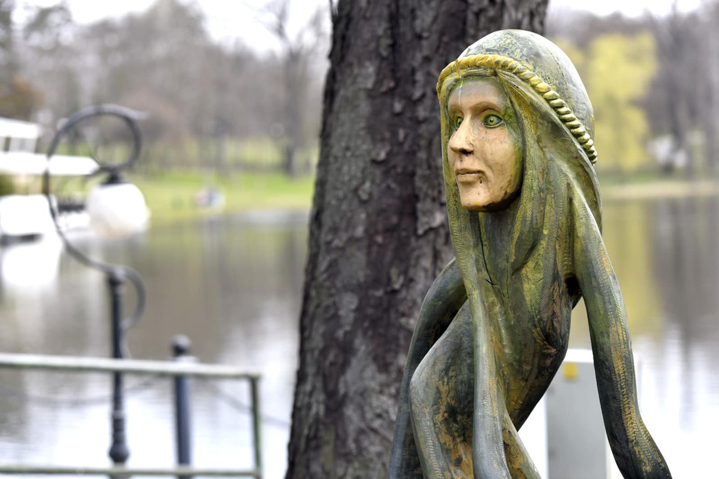 Una dintre sculpturile realizate de Gabriel Rizea din arborii căzuți