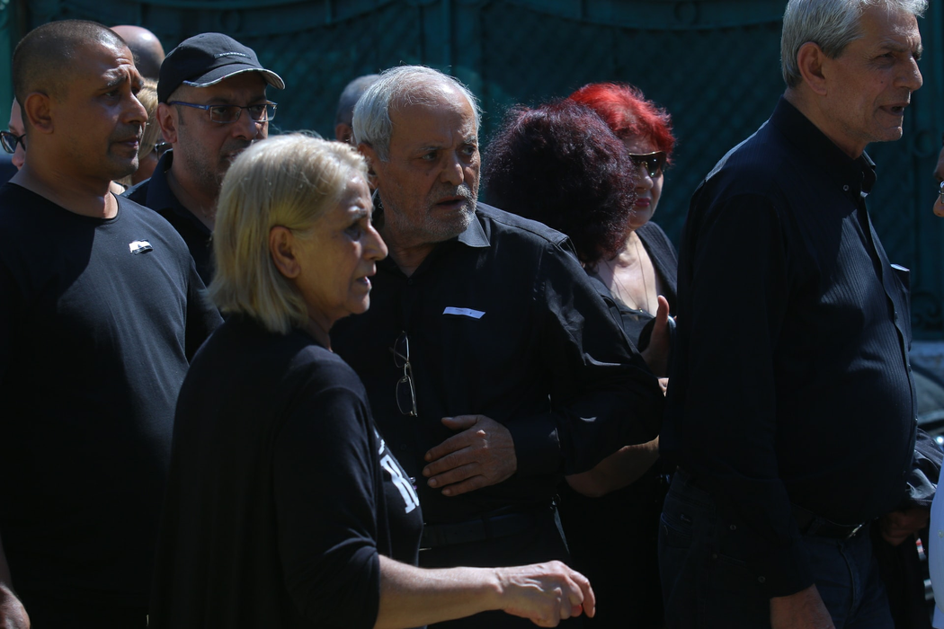Nelu Ploieșteanu, transfigurat de durere în ziua înmormântarii fiului său. Și-a ținut minute bune mâna în zona inimii