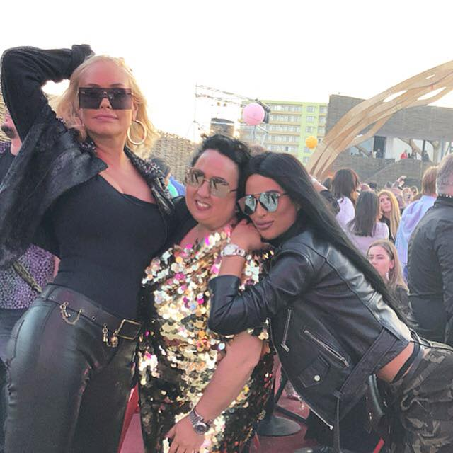 Daniela Crudu, cu prietenii, la distracție