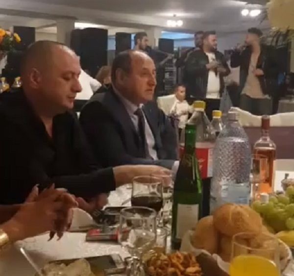 Leo şi Petre, la aceeaşi masă