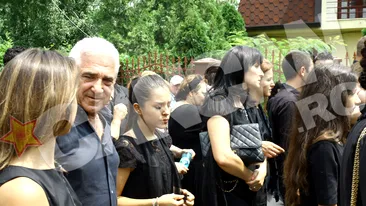Drumul plangerii: Sotia lui Gigi Becali a mers pe tocuri 4 kilometri in urma cortegiului funerar!