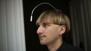 Bărbatul considerat primul „cyborg” recunoscut oficial din lume. Antena implantată în craniu îi permite să „audă” culorile