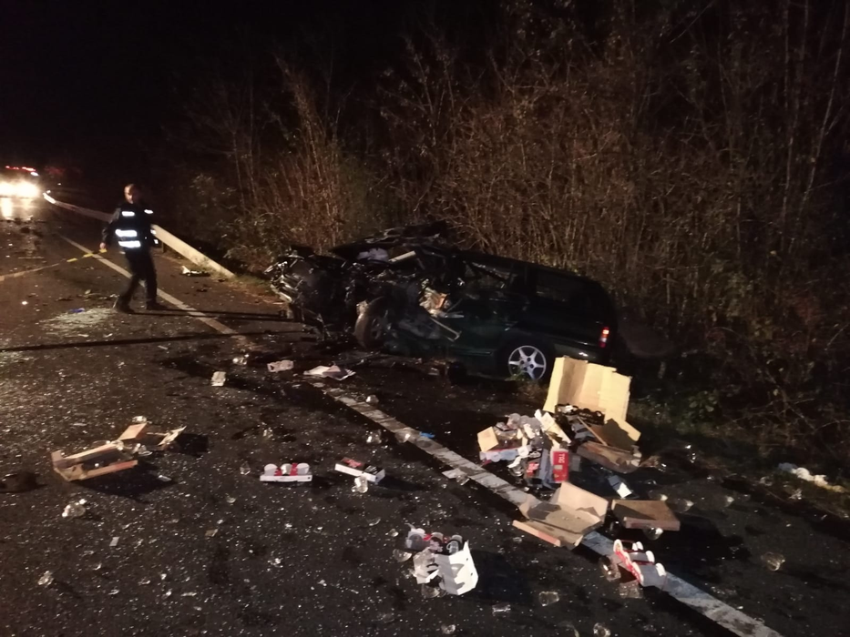 Accident teribil în Hunedoara, după ce două mașini s-au ciocnit frontal: sunt 7 răniți. Ce au aflat polițiștii despre șoferul care a făcut depășirea riscantă