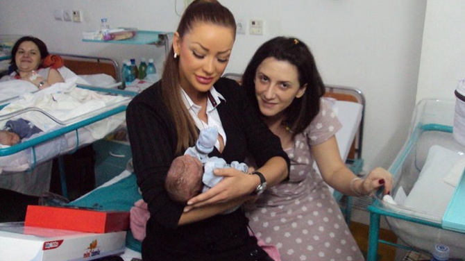 Bianca Dragusanu, asa cum nu ai mai vazut-o niciodata! Tine la piept un nou-nascut!