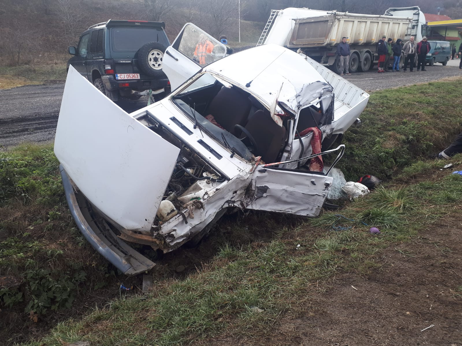 Accident nimicitor între o Dacie 1310 și un TIR! O femeie însărcinată și un bărbat au murit. A fost solicitat elicopterul SMURD pentru unul dintre răniți