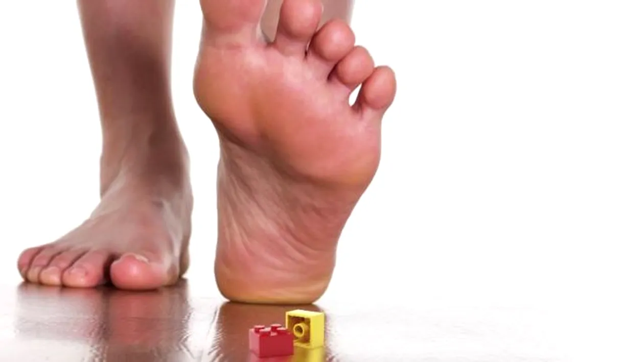 De ce este atât de dureros să calci pe o piesă Lego? Există o explicaţie ştiinţifică!