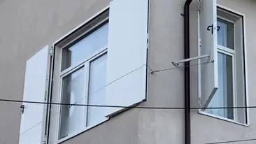 Imaginile anului 2023! O școală din România are montate uși la ferestre, în loc de obloane