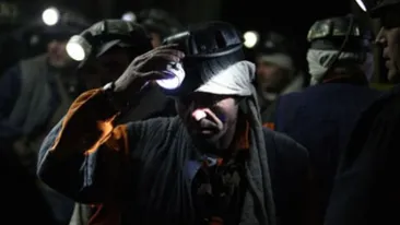 Minerii de la minele Paroșeni și Uricani s-au blocat în subteran