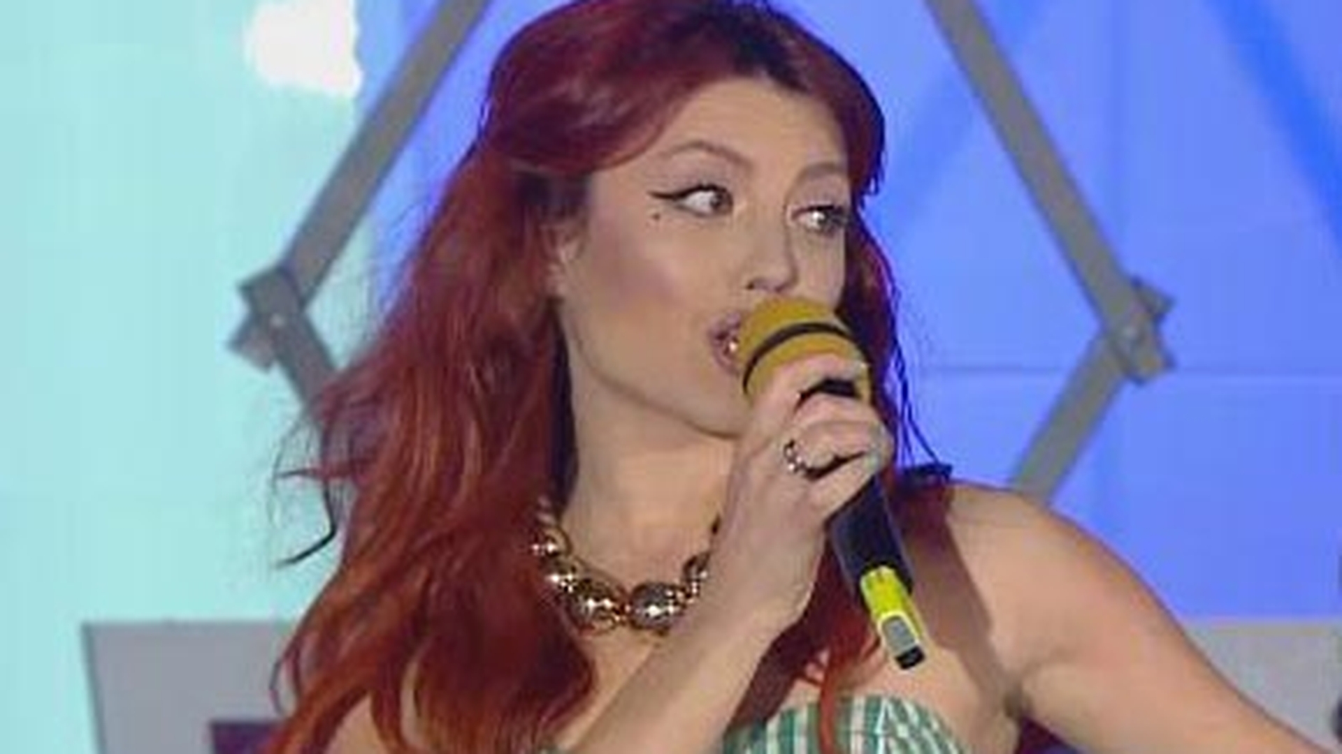 Elena Gheorghe, din ce în ce mai dezbrăcată! S-a fotografiat goală, abia acoperită de un cearceaf!