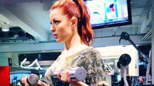 Elena Gheorghe si-a bagat fanii in sperieti: "Esti ca un copil somalez"