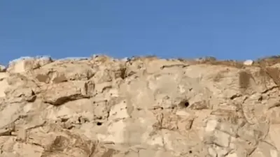 Turistă la un pas de a-și pierde viața după ce a fost luată de un val uriaș în timp ce poza pe o stâncă periculoasă