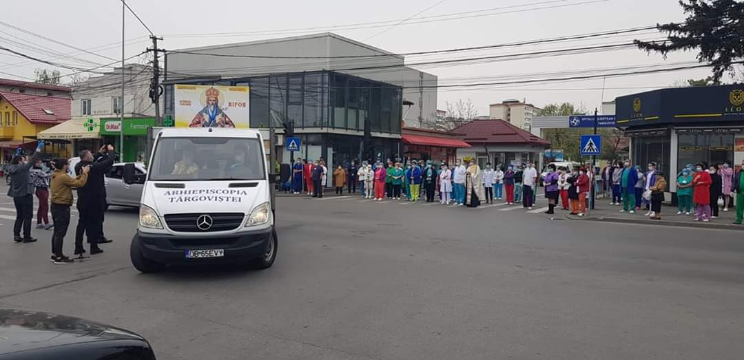 Procesiune la Târgoviște pentru încetarea pandemiei de coronavirus. Medicii au ieșit în fața spitalului și s-au rugat