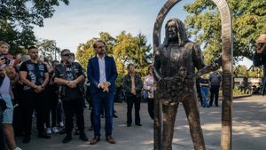 Regretatul chitarist Adrian Bărar, fostul lider al trupei Cargo, onorat la Timișoara. Imagini cu statuia sa