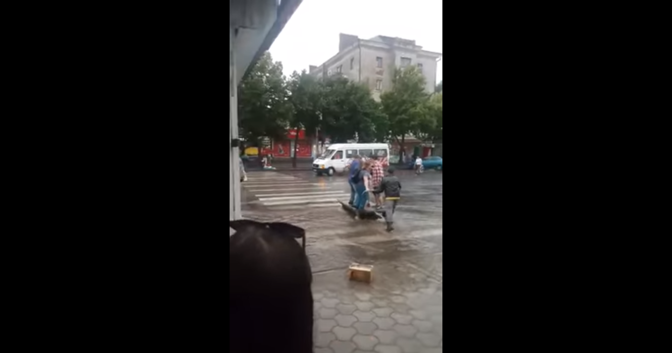 Ce idee genială de afaceri a avut un bucureștean. Trece oamenii strada inundată cu roaba. Câți lei cere pe drum