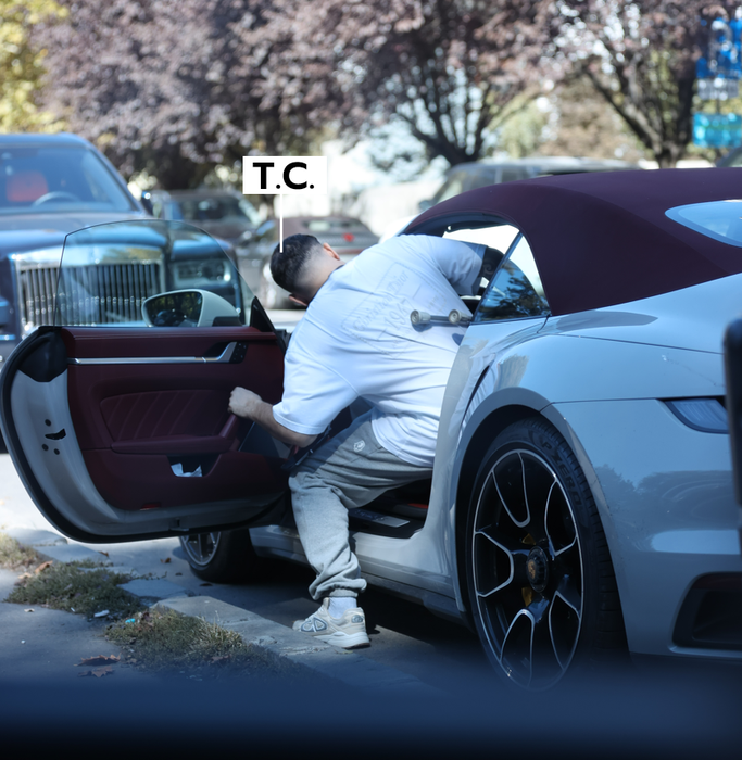 T. C. intră cu dificultate în Porsche (Foto: CANCAN.RO)